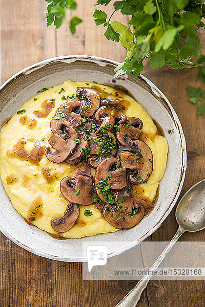 Cremige Polenta mit Rosmarin und Rotweinpilzen