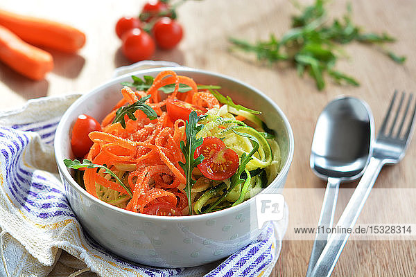 Gemüsespaghetti mit Möhren und Zucchini  frischen Tomaten und Rucola