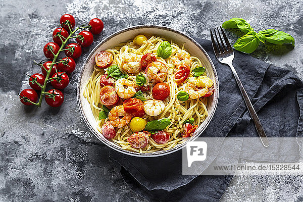 Spaghetti mit Tomaten  Shrimps und Basilikum