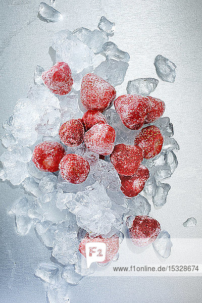 Gefrorene Erdbeeren mit Eiswürfeln