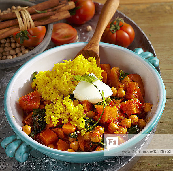Süßkartoffel-Curry mit Kichererbsen  Zimt  Tomaten  Spinat  Garam Masala  Koriander  Reis und Naturjoghurt (Indien)