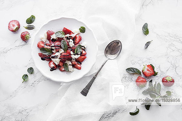 Erdbeeren mit Mozzarella  Balsamico und Minze
