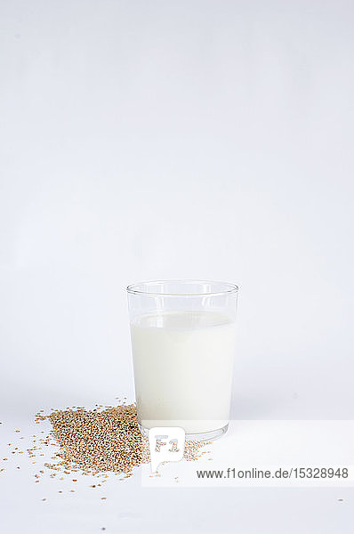 Milch im Glas und Hafer