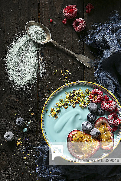 Eine vegane blaue Smoothie-Bowl mit Spirulina  Früchten und Nüssen