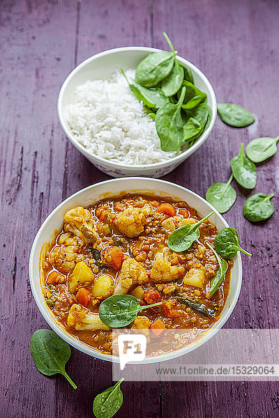 Blumenkohl-Linsen-Curry mit Tamarinde  Reis und Babyspinat