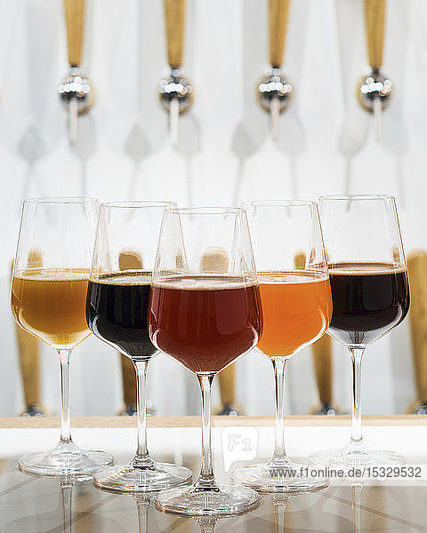 Verschiedene Biersorten in Weingläsern präsentiert