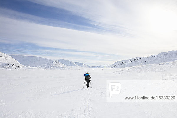Frau beim Skifahren in den Bergen auf dem Kungsleden in Lappland  Schweden