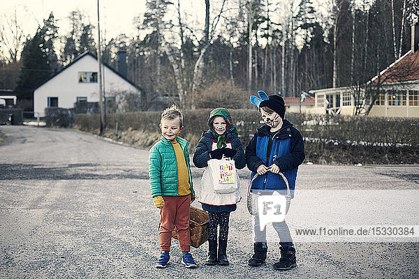 Kinder in Halloween-Kostümen auf der Straße