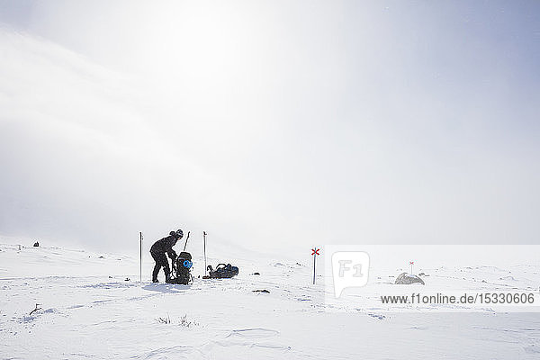 Frau mit Rucksack auf dem Wanderweg Kungsleden in Lappland  Schweden
