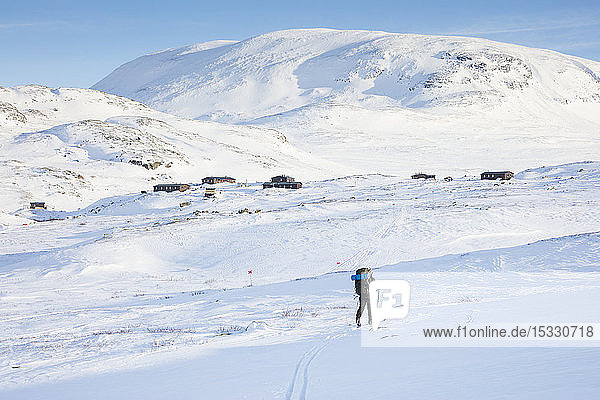 Frau beim Skifahren in den Bergen auf dem Kungsleden in Lappland  Schweden