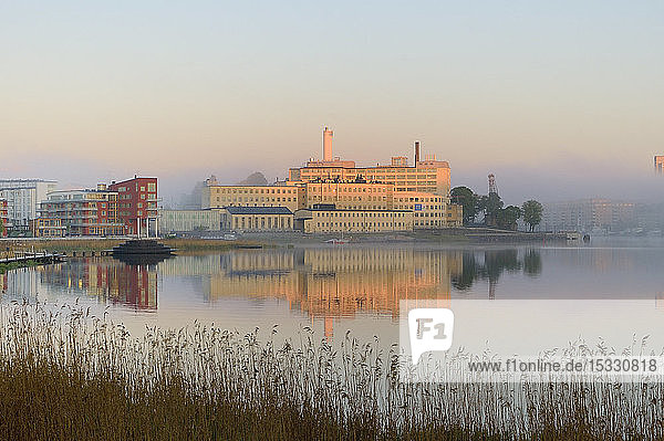Gebäude am Hammarby-See bei Sonnenuntergang