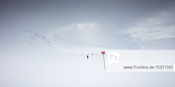 Markierungen im Schnee auf dem Wanderweg Kungsleden in Lappland  Schweden