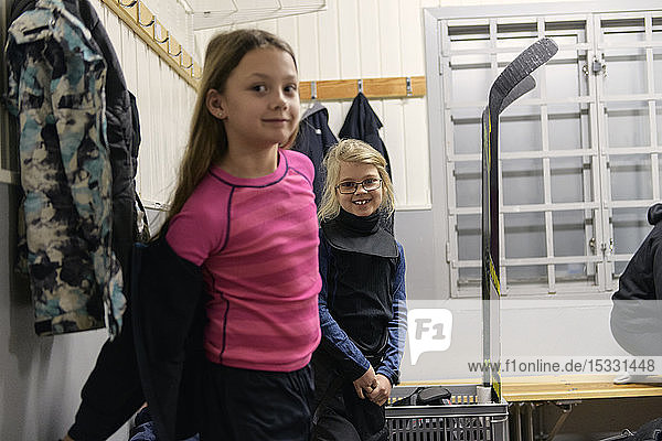Mädchen in der Umkleidekabine bereiten sich auf das Eishockeytraining vor