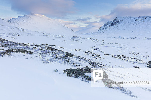 Schneebedeckte Berge auf dem Kungsleden in Lappland  Schweden