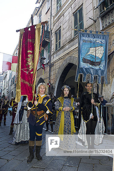 Italien  Ligurien  Imperia  Arma di Taggia  Historische Nachstellung 500 Figuren in Kostümen der damaligen Zeit ziehen durch das historische Zentrum.