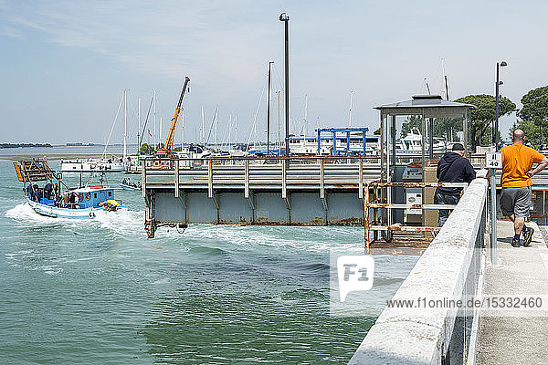 Italien  Friaul  Grado  Fischerboot fährt durch die Drehbrücke