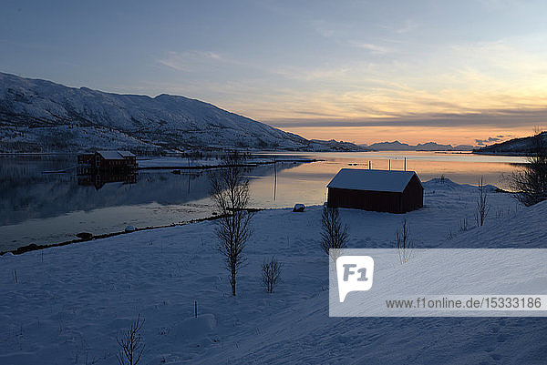 Norwegen  Vesteralen Inseln  Vesteralen  Insel  Fjord