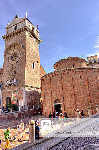 Italien  Lombardei  Mantova  Uhrenturm und Rotonda di San lorenzo