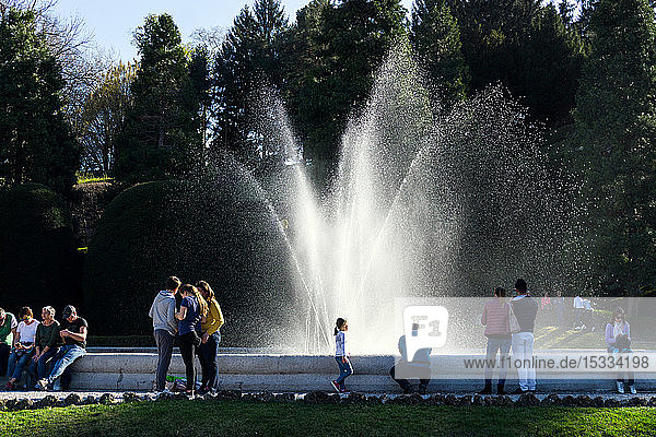Italien  Lombardei  Varese  Springbrunnen im Garten des Palazzo Estense