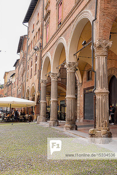 Europa  Italien  Emilia-Romagna  Bologna  Sankt-Stephan-Platz  Kolonnade