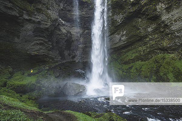 Frau am Kvernufoss-Wasserfall in Island