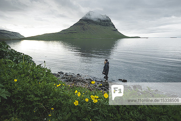 Frau beim Spaziergang am Kirkjufell in Island