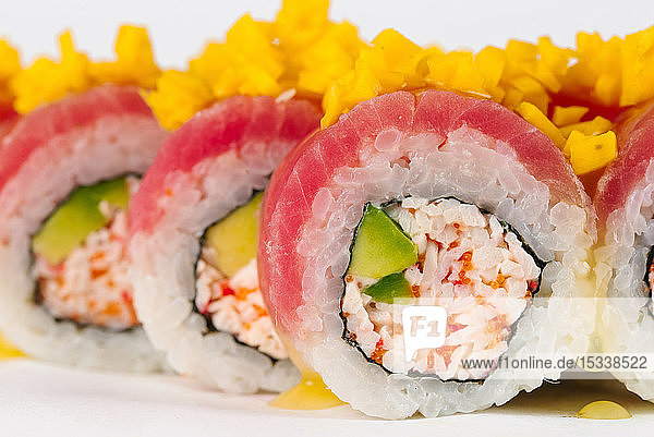 Sushi mit Surimi und rohem Fisch