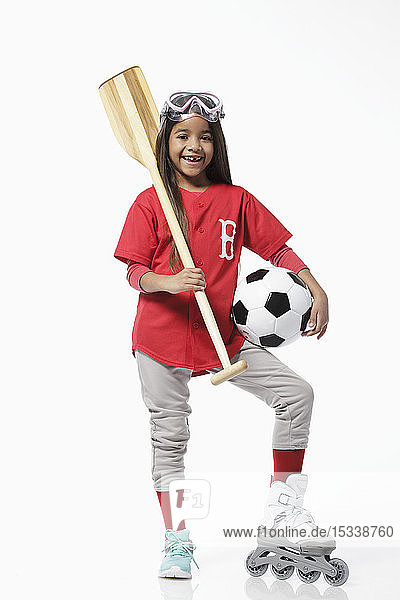 Mädchen in Baseball-Uniform hält Sportgerät