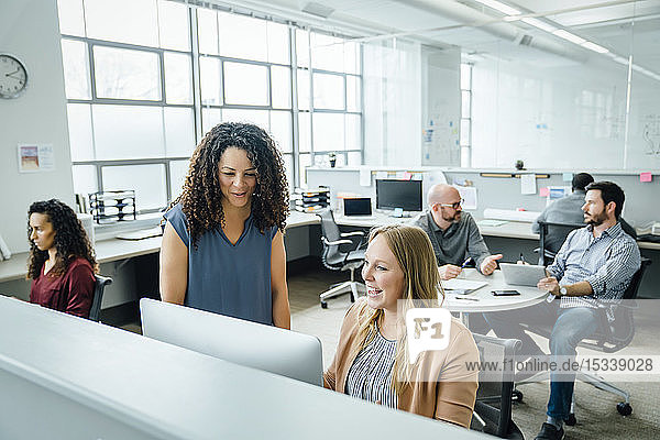 Frauen am Computer im Büro