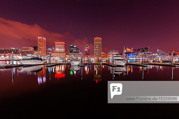 Baltimore Inner Harbour bei Nacht