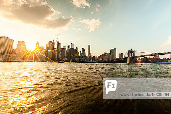 Skyline von Manhattan und Brooklyn Bridge bei Sonnenuntergang