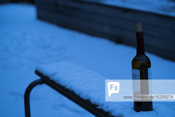 Weinflasche im Schnee