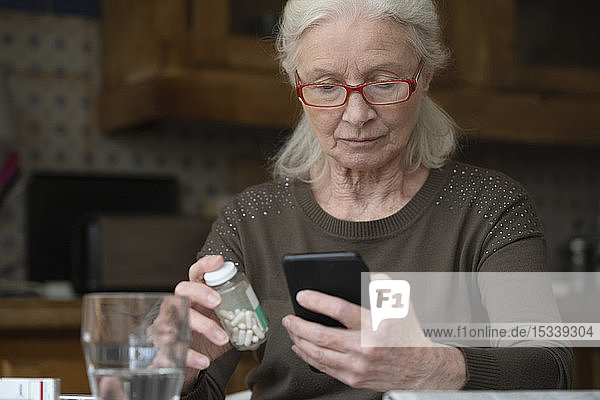 Ältere Frau benutzt ein Smartphone