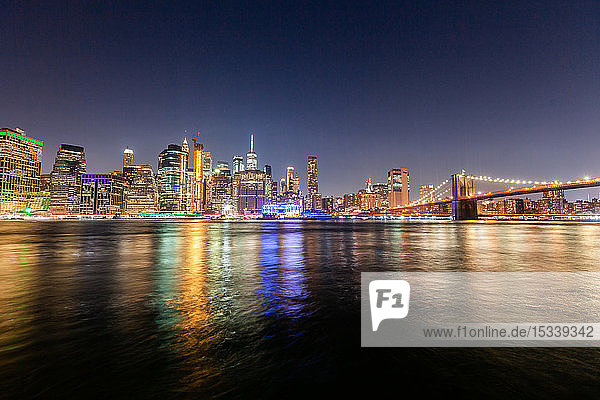 Skyline von Manhattan und Brooklyn Bridge bei Nacht