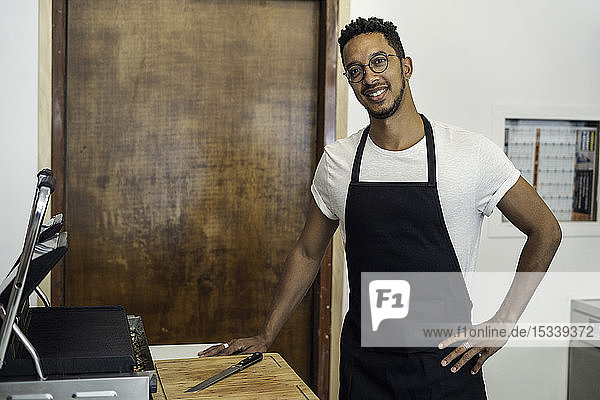 Porträt eines Mannes  der in einer Großküche steht