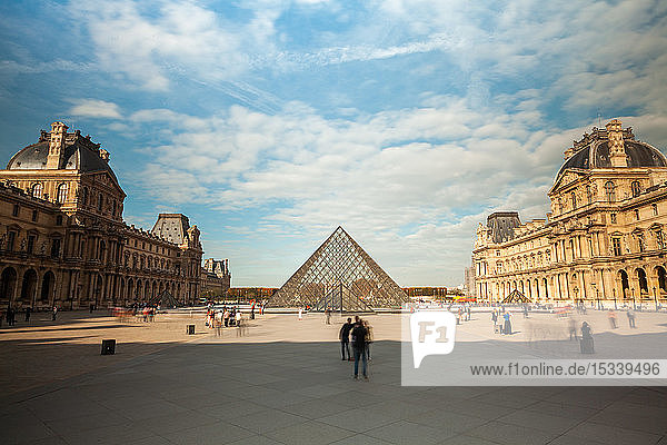 Blick auf das Louvre-Museum und die Glaspyramide mit Touristen