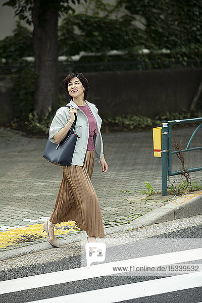 Japanische Frau in der Innenstadt