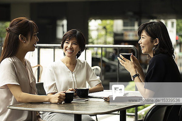 Japanische Frauen in einem Cafe