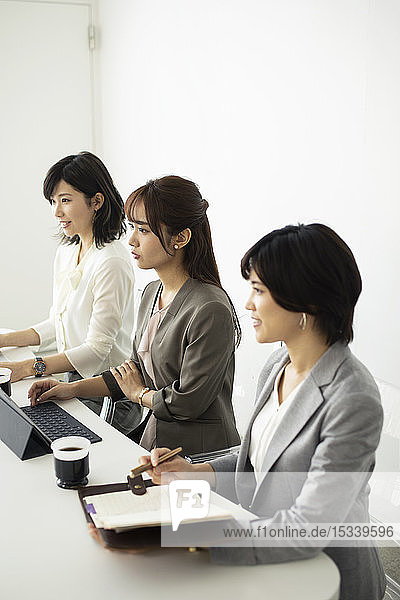 Japanische Geschäftsfrauen im Büro
