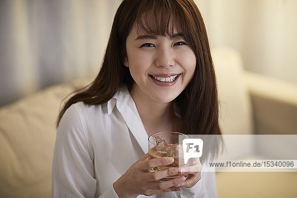 Junge japanische Frau im Wohnzimmer
