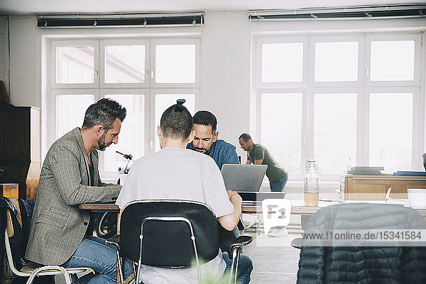 Kreative Geschäftsleute arbeiten am Tisch im Büro