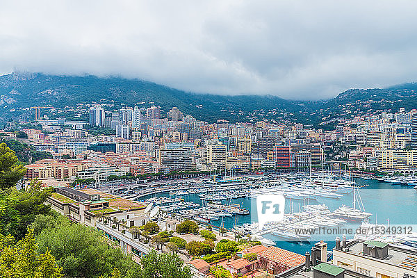 Blick über den Hafen von Monte Carlo  Port Hercule in Monte Carlo  Monaco  Côte d Azur  Côte d'Azur  Mittelmeer Frankreich  Europa