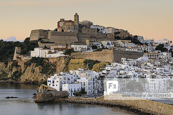 Festungsmauern  Mauern  Kathedrale  Dalt Vila  bei Sonnenaufgang  UNESCO-Weltkulturerbe  Ibiza-Stadt  Eivissa  Balearen  Spanien  Mittelmeer  Europa