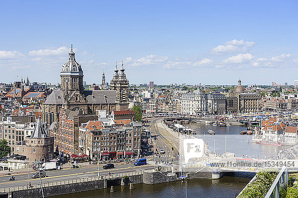 Blick von oben auf das Zentrum von Amsterdam mit der St.-Nikolaus-Kirche und dem Turm  Amsterdam  Nordholland  die Niederlande  Europa