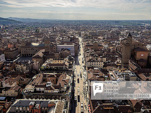 Via Rizzoli  erhöhter Blick vom Asinelli-Turm  Bologna  Emilia-Romagna  Italien  Europa