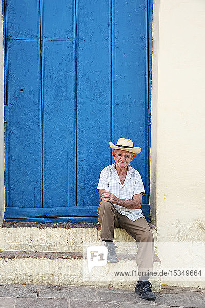 Einheimischer Mann entspannt sich auf der Straße in Trinidad  Kuba  Westindien  Karibik  Mittelamerika