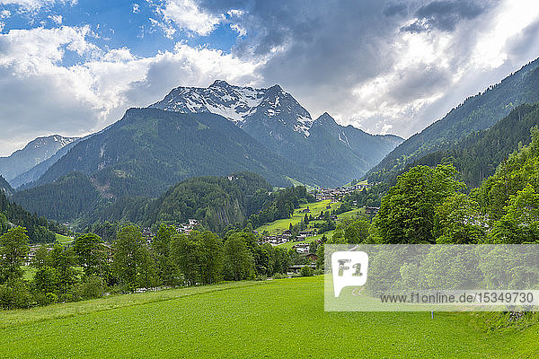 Blick auf den Finkenberg und die Berge von Mayrhofen aus gesehen  Tirol  Österreich  Europa