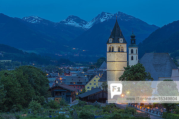 Blick auf die Liebfrauenkirche und die Stadt und die umliegenden Berge in der Abenddämmerung  Kitzbühel  Österreichisches Tirol  Österreich  Europa