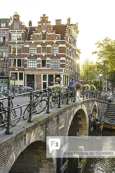 Goldene Stunde Licht auf alten Giebel Gebäude  Brouwersgracht  Kanal  Amsterdam  Nord-Holland  Niederlande  Europa