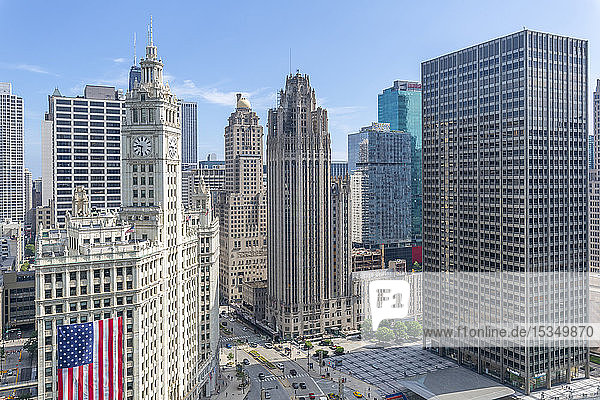 Blick auf das Wrigley Building von der Dachterrasse  Downtown Chicago  Illinois  Vereinigte Staaten von Amerika  Nordamerika